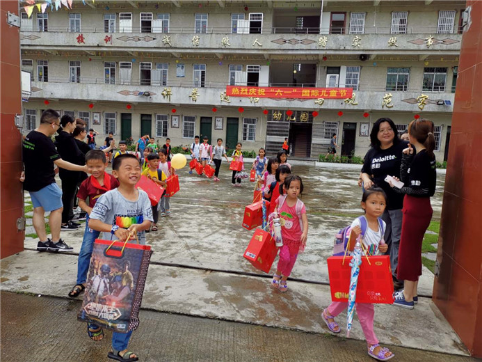 拿到嘉友餅干的小朋友喜笑顏開