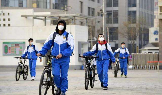 學(xué)生陸續(xù)返校上學(xué)