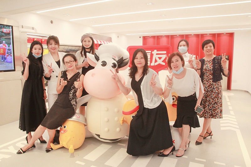 參觀產(chǎn)品展廳