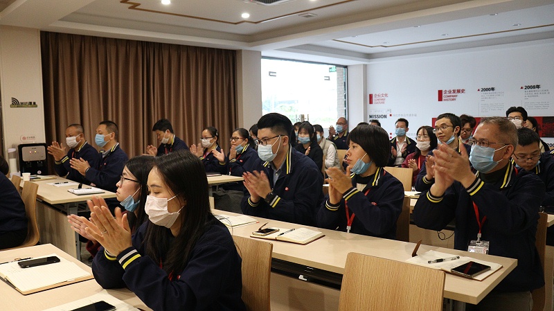 中共石碣鎮(zhèn)委黨校副校長蒞臨嘉友食品指導(dǎo)黨建工作 (6)