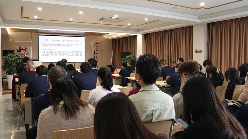 中共石碣鎮(zhèn)委黨校副校長蒞臨嘉友食品指導(dǎo)黨建工作 (4)