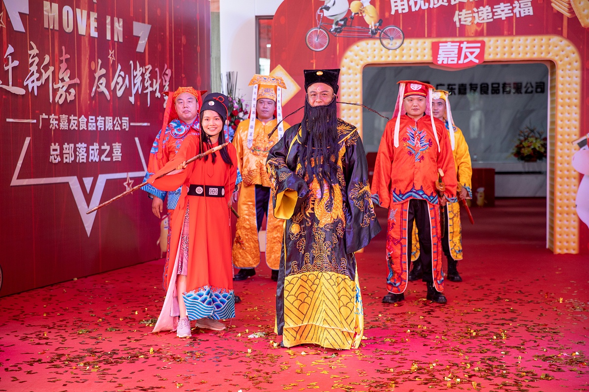 OEM部門(mén)職員扮演“包青天”、“展昭”和“護(hù)衛(wèi)們”