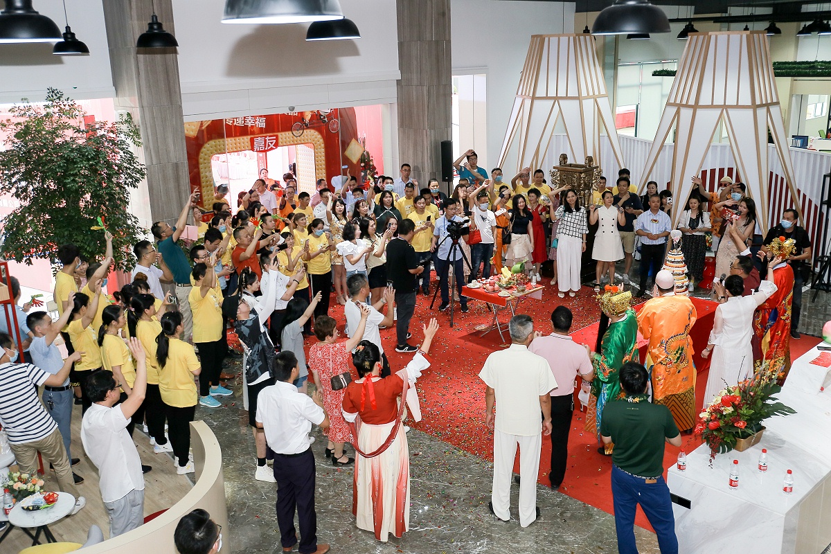 眾多嘉人共同合唱“幸福嘉友”