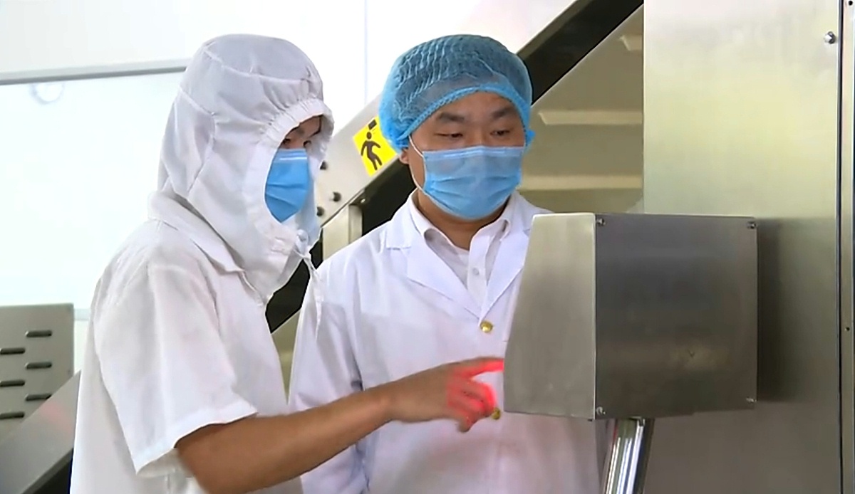 熊總監(jiān)在生產(chǎn)車間