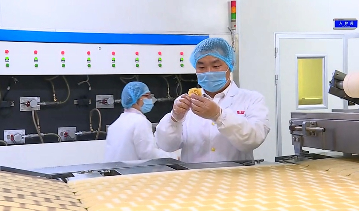 熊總監(jiān)在生產(chǎn)車間