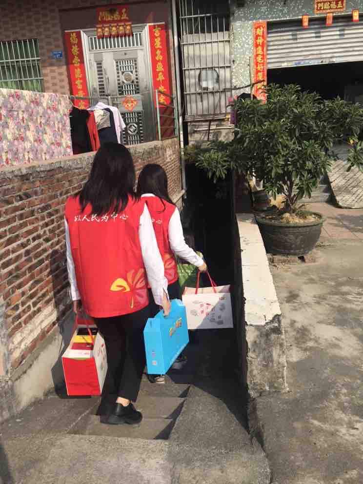 慰問孤寡老人 嘉友濃濃關(guān)懷暖人心