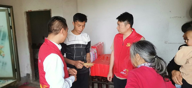 嘉人力所能及獻(xiàn)愛(ài)心，接力困難員工攜手共濟(jì) (2)