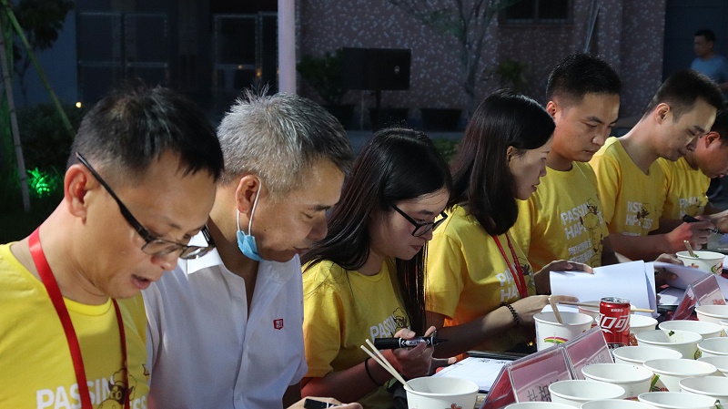 嘉友美食評委對菜品進行評分