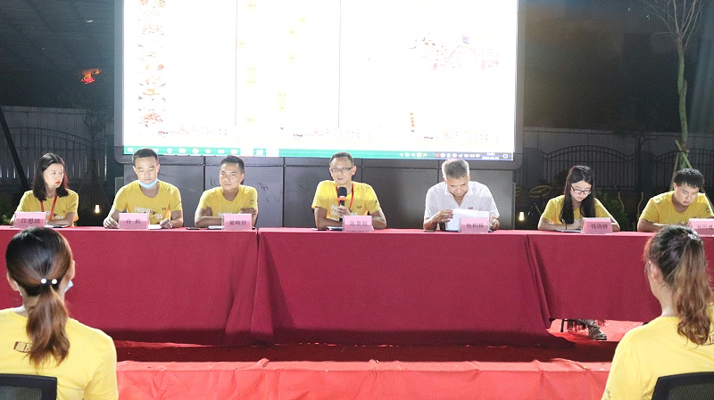 嘉友美食評委對菜品進行評分 嘉友美食評委對菜品進行評分