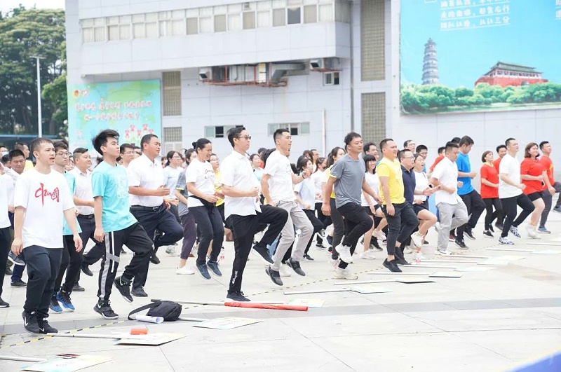 厲害了我的嘉人們！石碣鎮(zhèn)第八屆青年職工趣味運(yùn)動(dòng)會(huì)嘉友食品獲團(tuán)體“二等獎(jiǎng)”