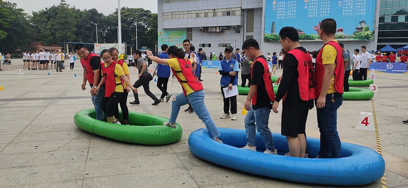厲害了我的嘉人們！石碣鎮(zhèn)第八屆青年職工趣味運(yùn)動(dòng)會(huì)嘉友食品獲團(tuán)體“二等獎(jiǎng)”