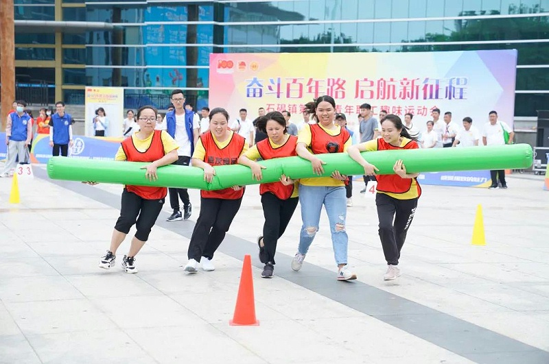 厲害了我的嘉人們！石碣鎮(zhèn)第八屆青年職工趣味運(yùn)動(dòng)會(huì)嘉友食品獲團(tuán)體“二等獎(jiǎng)”