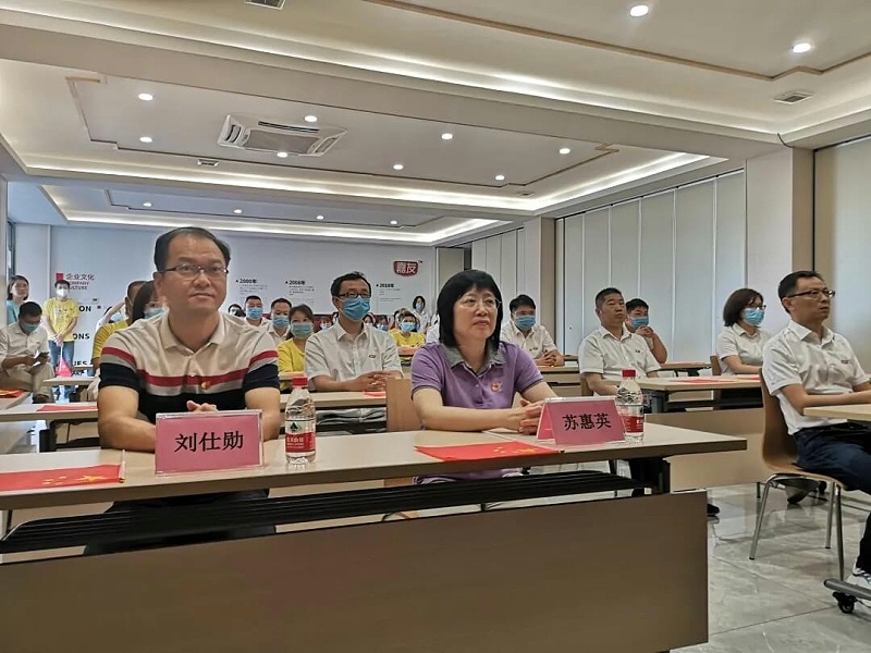 石碣鎮(zhèn)總工會(huì)與廣東嘉友食品有限公司一同觀看東莞市第六屆合唱節(jié)啟動(dòng)儀式并同唱《沒(méi)有共產(chǎn)黨就沒(méi)有新中國(guó)》